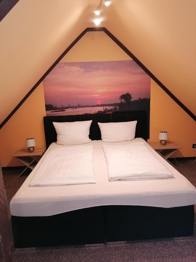 Pension Riverside In Leverkusen Hitdorf Am Rhein - Zentral An Der A1 Und 59 Dış mekan fotoğraf