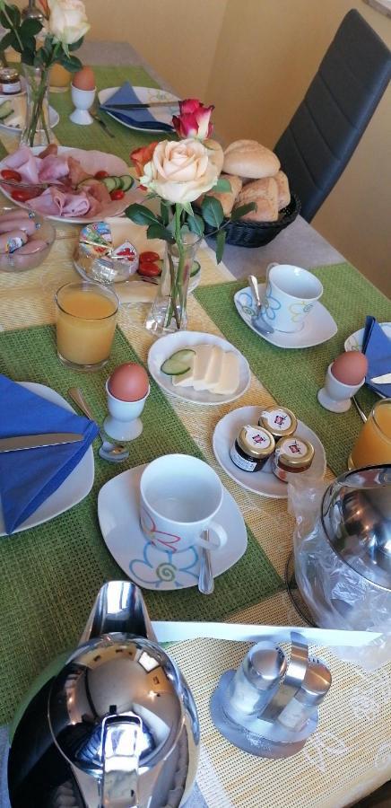 Pension Riverside In Leverkusen Hitdorf Am Rhein - Zentral An Der A1 Und 59 Dış mekan fotoğraf