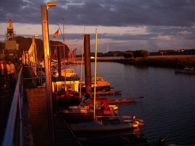 Pension Riverside In Leverkusen Hitdorf Am Rhein - Zentral An Der A1 Und 59 Dış mekan fotoğraf